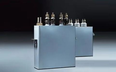 電容器在直流電路中起什么作用？