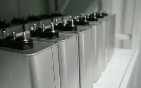 哪些因素影響電力電容器的容量？